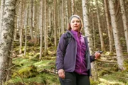Lissy Schneider (Simone Fuith) ist auf der Suche nach einem bestimmten Cache.