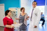 Talula Pfeifer (Carolin Walter, l.), Petra Pfeifer (Franziska Traub, M.) und Tobias Lewandowski (Eric Klotzsch, r.) unterhalten sich auf dem Krankenhausflur.