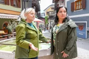 Oberst Henriette Wolf (Brigitte Kren, l.) und Gerichtsmedizinerin Dr. Franziska Beck (Maria Happel) unterwegs in St. Wolfgang.