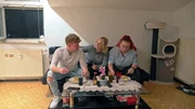 Jonas hat für Patricia und Leann (re.) gekocht