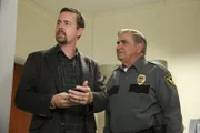 Der ehemalige Polizist, Morgan Cade (Dan Lauria, r.), der im Krankenhaus für Ordnung sorgen soll, möchte McGee (Sean Murray, l.) helfen, den Angreifer zu stoppen.