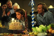 Die Überraschung mit der bayerischen Geburtstagsparty ist den Brunners sehr geglückt. Von links: Annalena (Heidrun Gärtner), Joseph (Wilhelm Manske), Theresa (Ursula Erber), Maria (Daniela März) und Gregor Brunner (Holger M. Wilhelm).