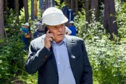 Die Probebohrungen nach Litium sind fast beendet. Wöller (Fritz Wepper) und Alex schwelgen in Zukunftsplänen.
