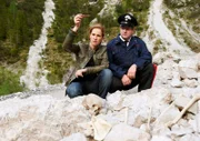 Sonja Schwarz (Chiara Schoras) und ihr Kollege Peter Kerschbaumer (Hanspeter Müller-Drossaart) haben neben den Überresten einer Leiche ein auffälliges Amulett gefunden.