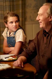L-R: Sheldon Cooper (Iain Armitage) und Coach Dale Ballard (Craig T. Nelson)