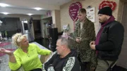 Konnten Flo (re.) und Peter den Marder aufspüren? Silvia und Harald erwarten gespannt den Bericht über die Aktion..