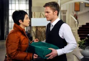 ARD ROTE ROSEN FOLGE 1458, am Donnerstag um 14:10 Uhr im ERSTEN. Robin (Niklas Osterloh, r.) verspricht Ariane (Alexandra Horn, l.), ihre Schuhe in den Wettbewerb zu schmuggeln.