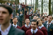 Die Mitschüler feuern die Kämpfenden im Ring an.