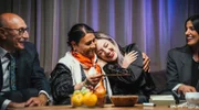 Parshads Gastgeschenk kommt gut an (v.l.n.r.: Seyhmus Tekkal, Fatma Tekkal, Parshad, Berna Tekkal)
