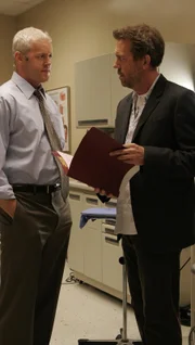 Die rüde Behandlung von Dr. House (Hugh Laurie, r.) will sich Michael Tritter (David Morse, l.) nicht gefallen lassen ...