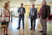 Polizeichef Achtziger und Marie sind überrascht, die Kommissare Stadler und Hansen dienstlich im Hotel Sonnenblick anzutreffen.