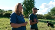 Vivian und Alex träumen von einem autarken Leben in Schweden! Sie starten auf einem kleinen Hof in der Provinz Småland.
