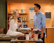 Nicole (Laura Bell Bundy, l.); Max (Cheyenne Jackson, r.)