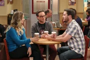 L-R: Penny (Kaley Cuoco), Leonard Hofstadter (Johnny Galecki), Wil Wheaton (Wil Wheaton)