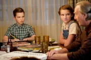 v.li.: Sheldon Cooper (Iain Armitage), Missy Cooper (Raegan Revord), Dale Ballard (Craig T. Nelson).