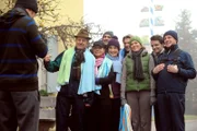 Hochmotiviert machen sich die Lansinger zum Drei-Königs-Schwimmen im eiskalten See auf. Sie werden es den Frauen schon zeigen! Von links: Ludwig Brunner (Martin Wenzl), Bürgermeister Schattenhofer (Werner Rom), Rosi Brunner (Brigitte Walbrun), Mike Preissinger (Harry Blank), Maria Brunner (Daniela März), Sebastian Wildner (Herbert Ulrich), Annalena (Heidrun Gärtner), Florian Brunner (Tommy Schwimmer) und Roland Bamberger (Horst Kummeth).