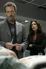Versuchen von Gabriel (John Laroquette, l.) zu erfahren, was damals in seiner Familie vorgefallen ist: Dr. Lisa Cuddy (Lisa Edelstein, r.) und Dr. Gregory House (Hugh Laurie, M.)