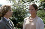 Marian Carmichael (Monika Peitsch) möchte sich bei Sheila (Lara Joy Körner, re.) für ihr Verhalten entschuldigen, doch Sheila bleibt sehr zurückhaltend.