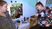 Sarafina (li.) und Sylvana (re.) geben Estefania Styling-Tipps