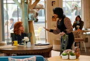 Sheila (Swoosie Kurtz, l.); Randi (Kyla Pratt, r.)