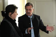 Schattenhofer versucht Monika mit allen Mitteln von ihrer Kündigung abzubringen. Von links: Monika Vogl (Christine Reimer) und Bürgermeister Schattenhofer (Werner Rom).