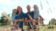 Vivian und Alex und ihre zwei Kinder träumen von einem autarken Leben in Schweden! Sie starten auf einem kleinen Hof in der Provinz Småland.