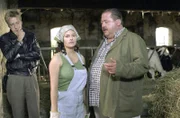Während Kommissar Korbinian Hofer (Joseph Hannesschläger, r.) die Lebensgefährtin des Mordopfers Eva Rietmüller (Angela Asher) verhört, macht sich Michi Mohr (Max Müller) genussvoll Gedanken, ob einer so attraktiven Frau wirklich ein Mord zuzutrauen ist.