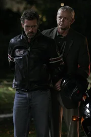 Rache ist süß: Michael Tritter (David Morse, r.) verhaftet Dr. Gregory House (Hugh Laurie, l.) wegen illegalen Drogenbesitzes ...