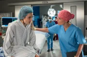 Leslie Bohrjahn (Marlene-Sophie Haagen, l.) bekommt Panik und will die Operation absagen. Kann Emma Jahn (Elisa Agbaglah, r.) ihn beruhigen? (mit Mirka Pigulla, h.M.)