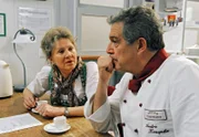 André (Joachim Lätsch, r.) ärgert sich vor Hildegard (Antje Hagen, l.) darüber, dass man Barbara wie immer nichts nachweisen kann.