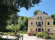 In der Villa Anastasia wurden die ankommenden Kurgäste von Neuhaus registriert. In der Villa Anastasia wurden die ankommenden Kurgäste von Neuhaus registriert.