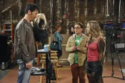 Als Kenneth (Steve Valentine, l.) Penny (Kaley Cuoco, r.) feuert, versucht Leonard (Johnny Galecki, M.) einzugreifen. Doch wird er Erfolg damit haben?