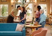 (v.l.n.r.) Oscar (Christopher Rivas); Kat (Mayim Bialik); Randi (Kyla Pratt); Phil (Leslie Jordan)