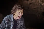 Ben (Shadi Eck) steht mit weit aufgerissenem Mund in einer Höhle und brüllt.