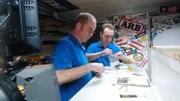 Rainer und Stefan haben beim Konstruktionswettstreit einen Sterling LT 9513 mit kippbarer Mulde ausgewählt.