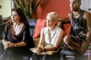 (v.li.): Julie Graham (Jen Powell), Lucy Davis (Vicky Woodward), Lucien Laviscount (Duncan Wood).