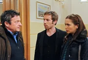 ARD STURM DER LIEBE FOLGE 1297, am Dienstag um 15:10 Uhr im ERSTEN. Eva (Uta Kargel, r.) ergreift vor Markus (Tobias Dürr, M.) und Kommissar Meyser (Christoph Krix, l.) Partei für Robert.
