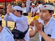 Im Tempel erbittet man den Beistand der Götter. Besonders jetzt zu Galungan.