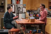"The Big Bang Theory", "Klozilla." Raj strahlt vor Freude, als im Bereich der Astrophysik eine epochale Entdeckung gemacht wird. Trotz jahrelanger Forschung kann Sheldon auf seinem Gebiet keinen vergleichbaren derartigen Erfolg vorweisen. Irritiert muss Sheldon sich fragen, ob er seine Zeit vielleicht vergeudet hat. Derweil versucht Howard einer peinlichen Konfrontation mit Rajs neuer Flamme Emily zu entgehen. Die zwei sind sich vor Jahren bei einem desaströs verlaufenen Blind-Date begegnet.Im Bild (v.li.): Jim Parsons (Sheldon Cooper), Johnny Galecki (Leonard Hofstadter).