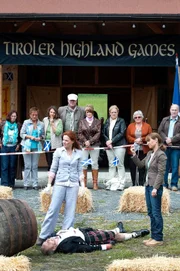 "Soko Kitzbühel", "Kilts und Killer." Während der "Highland Games" wird der Präsident der österreichisch-schottischen Gesellschaft Logan McKenzie erstochen im Badezimmer seines Appartements aufgefunden. Unter Verdacht steht nicht nur seine eigene Tochter Ronja, sondern auch ihr Freund Benjamin. Logan McKenzie stand dessen Plan im Weg, nach Neuseeland auszuwandern. Nur aus Liebe zu Ronja arbeitet Benjamin in der Whisky-Brennerei ihres Vaters. Aber auch Konkurrenten bei den Games und im Destillerie-Geschäft kommen als Täter in Frage. Oder was, wenn es sich um die Rache eines Clans handelt? Karin und Lukas tauchen ein in die wunderbare Welt der schottischen Highlands auf der Suche nach deren Wahrheit hinter den Klischees.Im Bild (v.li.): Christine Klein (Dr. Haller), Herbert Trattnigg (Paul Hartner), Kristina Sprenger (Karin Kofler).