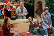 L-R: Amy Farrah Fowler (Mayim Bialik), Penny (Kaley Cuoco), Leonard Hofstadter (Johnny Galecki), Rajesh Koothrappali (Kunal Nayyar), Howard Wolowitz (Simon Helberg)