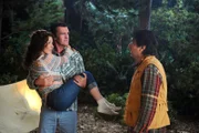 Als ein Campingausflug mit den Kindern droht, zu einem Desaster zu werden, rekapitulieren Frankie (Patricia Heaton, l.) und Mike (Neil Flynn, M.) ihre Flitterwochen, die von Mikes früherem Klassenkameraden Nicky Kohlbrenner (Ray Romano, r.) gestört worden waren ...