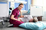 Der Schornsteinfeger Justin Theibach (Marlon Kittel) wurde mit gebrochenen Knien in die Karlsklinik eingeliefert. Betty (Bettina Lamprecht) findet ihn, nachdem er aus seinem Krankenhausbett gestürzt ist.