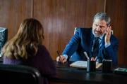 Paola Cortellesi (Petra Delicato), Riccardo Lombardo (Corona).