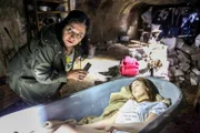 Gerichtsmedizinerin Dr. Franziska Beck (Maria Happel, l.) entdeckt Anna Kissings Leiche (Christina Cervenka, r.) im Eiskeller.