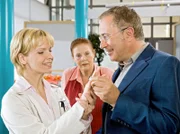 Die von Paul Andermatt (Robert Giggenbach) einen wundervollen Ring als Entscheidungshilfe bekommen hat, nimmt seinen Heiratsantrag an. Charlotte (Ursula Karusseit, mi.) staunt nicht schlecht.