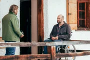 Markus (Sebastian Ströbel, l.) versucht, Hans Reisinger (Urs Jucker, r.) zur Vernunft zu bringen.
