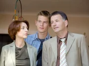 Die Befürchtungen von Jakob (Karsten Kühn, mi) und Leonie bewahrheiten sich prompt, denn die alternativ angehauchten Dannheims bieten Pia (Hendrikje Fitz, li.) aber vor allem Roland (Thomas Rühmann, re.) genügend Reibungsfläche.