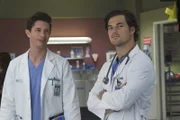 Dr. Mitchell Spencer (Joe Dinicol, l.); Dr. Andrew DeLuca (Giacomo Gianniotti, r.)