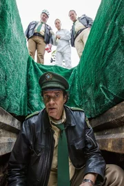 Riedl (Paul Sedlmeir, links), Dr. Anja Licht (Karin Thaler und Hubert (Christian Tramitz, rechts) ermuntern Staller (Helmfried von L&uuml;ttichau, vorne), weiter im Grab nach Hinweisen auf den M&ouml;rder des Totengr&auml;bers zu suchen.